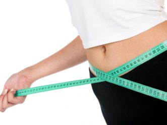 Retrouver un ventre plat avec une ceinture abdominale pour femme